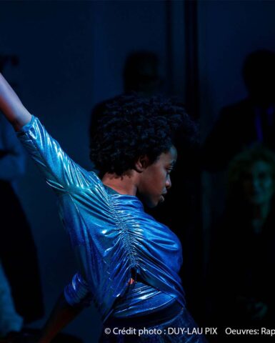 Photographie d'une danseuse sur l'oeuvre de Flux de Raphaëlle Delauney à la Fondation groupe EDF à Paris