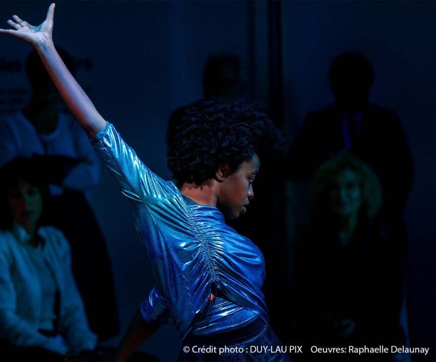 Photographie d'une danseuse sur l'oeuvre de Flux de Raphaëlle Delauney à la Fondation groupe EDF à Paris