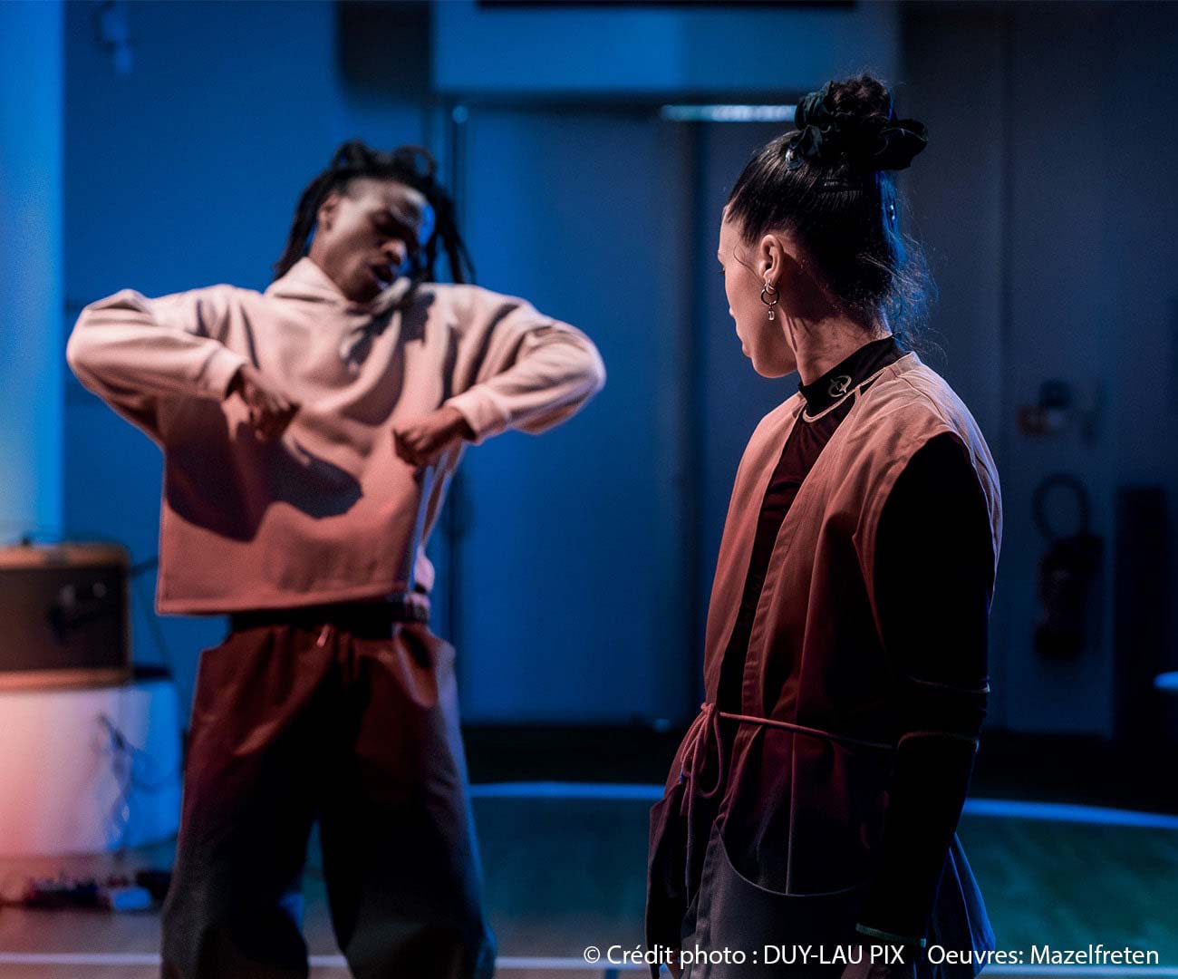 Photographie de la performance de danse de Mazelfreten à la Fondation groupe EDF à Paris