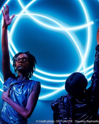 Photographie de deux danseuses sur l'oeuvre Flux de Raphaëlle Delauney