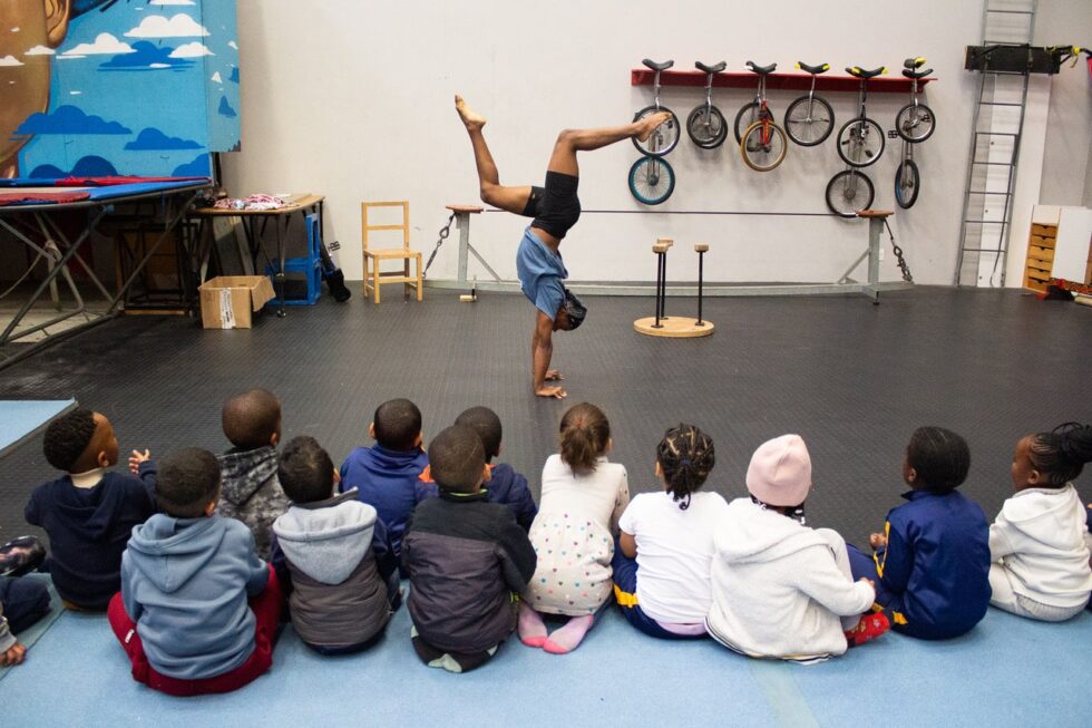 Des jeunes en Afrique du Sud participent à un cours de Zip Zap Cirucs.