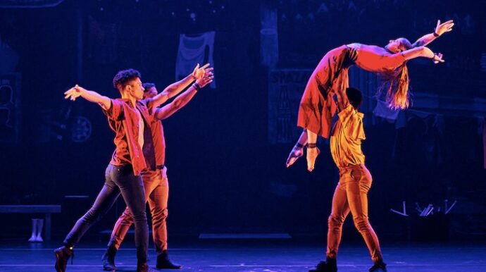 Quatre jeunes accompagnée par Zip Zap Circus réalisent une performance de danse