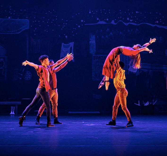 Quatre jeunes accompagnée par Zip Zap Circus réalisent une performance de danse